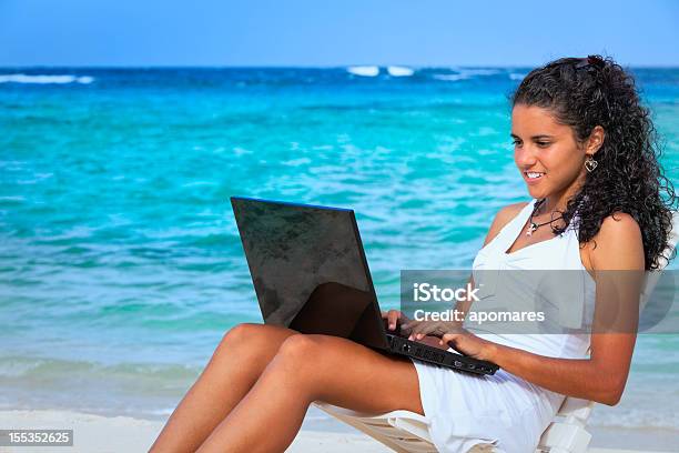 젊은 여자 랩탑형 사용하여 열대 Turquioise 플라주 노트북에 대한 스톡 사진 및 기타 이미지 - 노트북, 해변, 바다