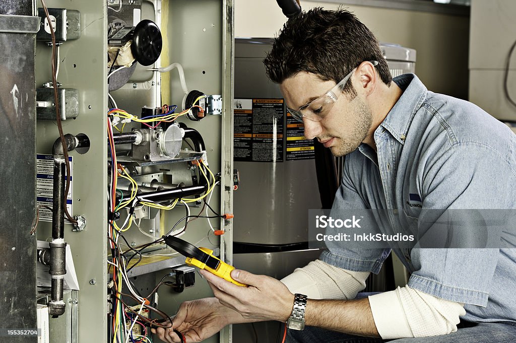 Service-Techniker Prüfung einen Ofen. - Lizenzfrei Techniker Stock-Foto Service-Techniker Prüfung einen Ofen. - Lizenzfrei Techniker Stock-Foto