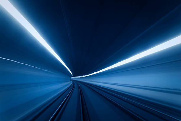 los senderos de luz en movimiento túnel de alta velocidad - train tunnel fotografías e imágenes de stock