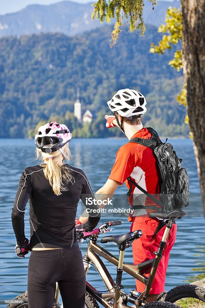 Paar mountainbikers um Bled See island - Lizenzfrei Aktiver Lebensstil Stock-Foto