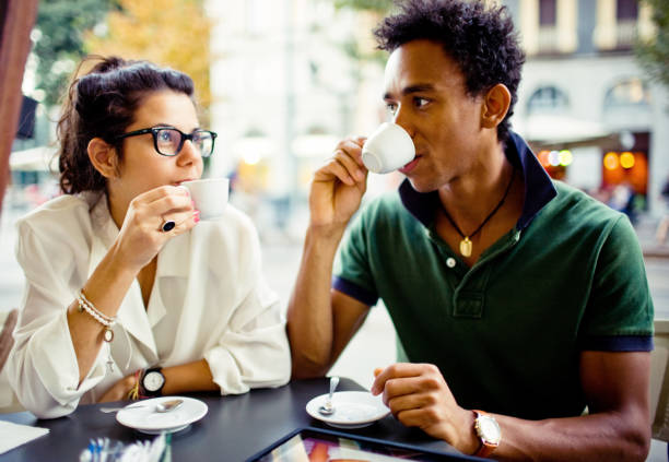 jovem casal bebendo café em um café ao ar livre, milão - coffee couple italy drinking - fotografias e filmes do acervo