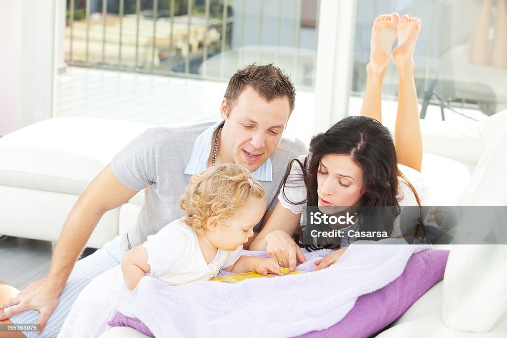 Giovane famiglia sul divano - Foto stock royalty-free di 12-23 mesi