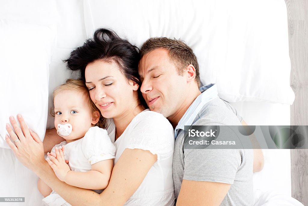 portrait de famille de lit - Photo de 12-23 mois libre de droits