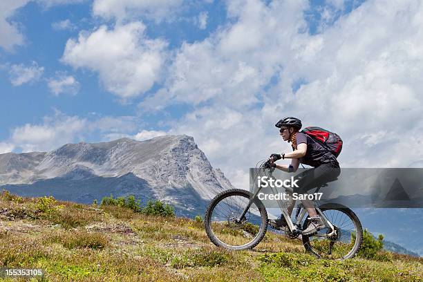 Foto de Golden Verão De Bicicleta No Tirol Do Sul e mais fotos de stock de Acessório ocular - Acessório ocular, Adulto, Alpes europeus