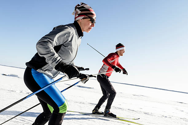 Männliche und weibliche Athleten Skilanglauf. – Foto