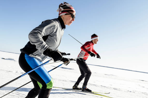 Atletas do sexo masculino e feminino cross-country Esqui. - fotografia de stock