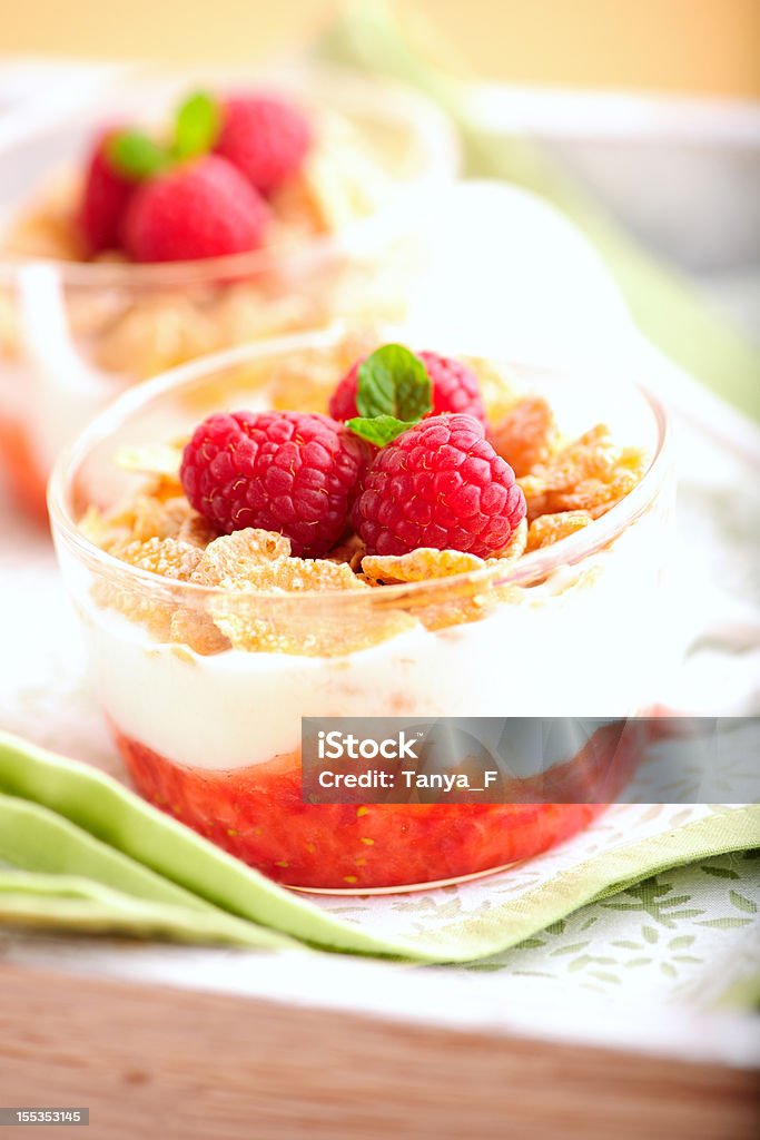 Un yaourt avec des flocons de maïs et Raspberies - Photo de Aliment libre de droits