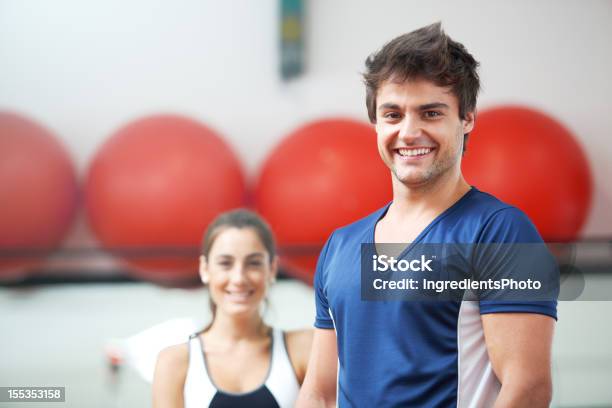 Uśmiechająca Się Szczęśliwa I Młodych Ludzi W Klubie Fitness - zdjęcia stockowe i więcej obrazów Aktywny tryb życia