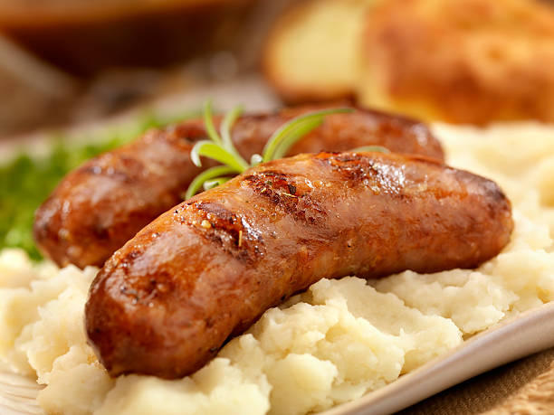 salsicce e purè ricoperti - sausage food mash grilled foto e immagini stock