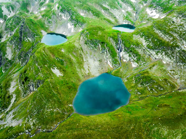 ブルガリアの山脈、ハイキング、トレッキング、観光の自然の中で、リラのマスク、ウルディニ湖、滝の空中パノラマビュー - masc ストックフォトと画像