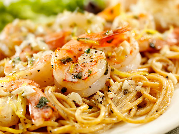 shrimps scampi - linguini stock-fotos und bilder