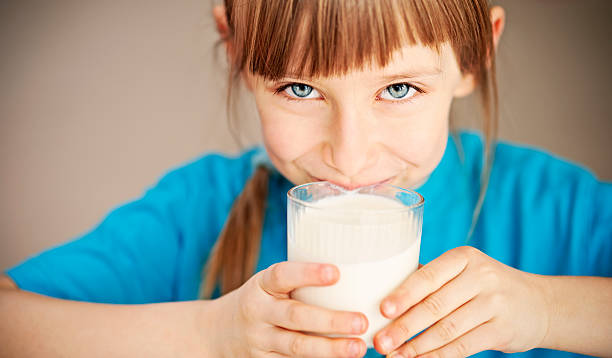 menina beber leite - milk child drinking little girls imagens e fotografias de stock