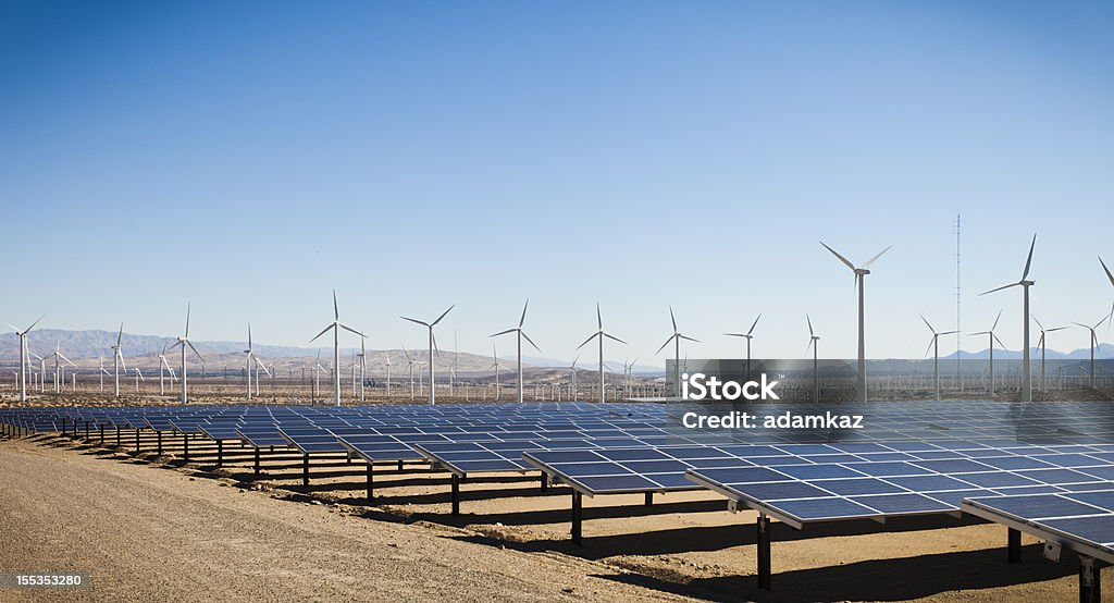 Energie rinnovabili energia solare ed eolica - Foto stock royalty-free di Energia solare