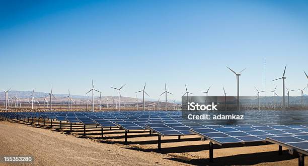 Energie Rinnovabili Energia Solare Ed Eolica - Fotografie stock e altre immagini di Energia solare - Energia solare, Impianto di energia solare, Turbina a vento