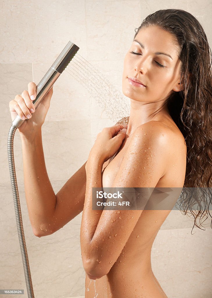 Naked natural Mulher bonita relaxante sob uma ducha quente (XXXL - Foto de stock de 20 Anos royalty-free