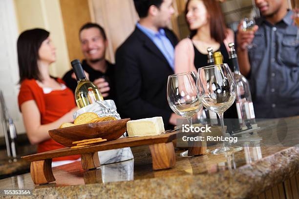 Vino E Formaggio - Fotografie stock e altre immagini di Adulto - Adulto, Alchol, Ambientazione interna