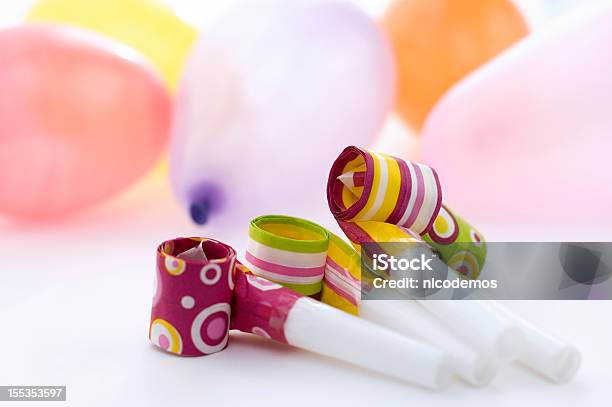 Party Dekoration Mit Ballons Und Luftschlangen Stockfoto und mehr Bilder von Geburtstagskarte - Geburtstagskarte, Luftballon, Bunt - Farbton