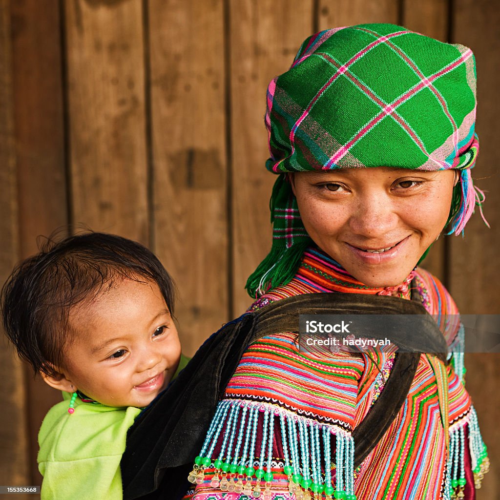 In Vietnam da fiori Hmong Tribù con il Suo neonato - Foto stock royalty-free di Accudire