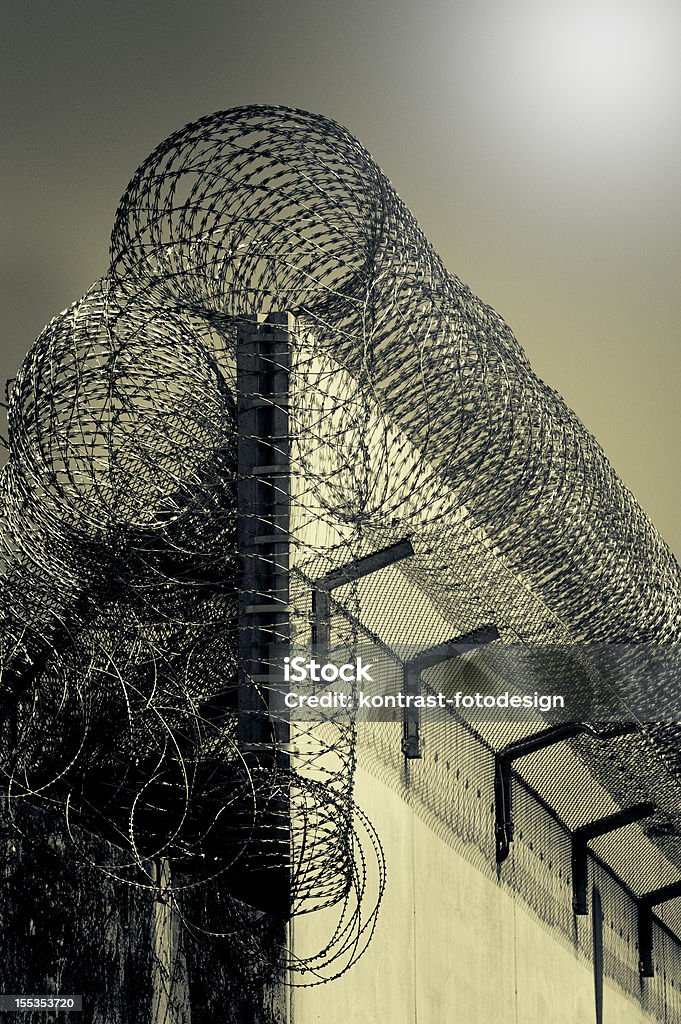 Gefängnis wall gegen hellen Sonne - Lizenzfrei Bandstacheldraht Stock-Foto