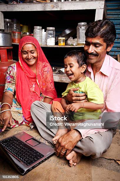 Веселый Раджастана Сельских Районах Индийского Мать Отец И Сын Используя Ноутбук — стоковые фотографии и другие картинки Ребёнок