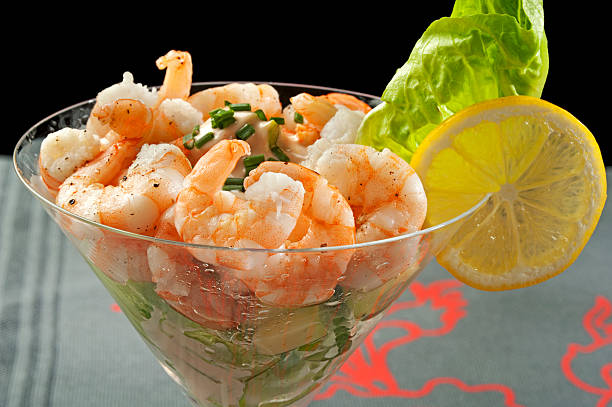 krabben-cocktail mit avocado-salsa - seafood prepared shrimp prawn avocado stock-fotos und bilder