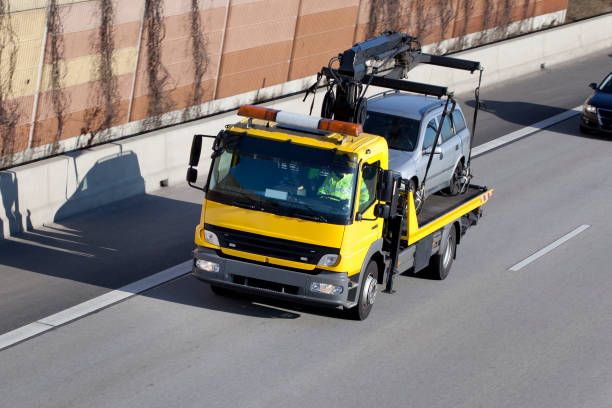 tow truck auf der highway - abschleppen stock-fotos und bilder