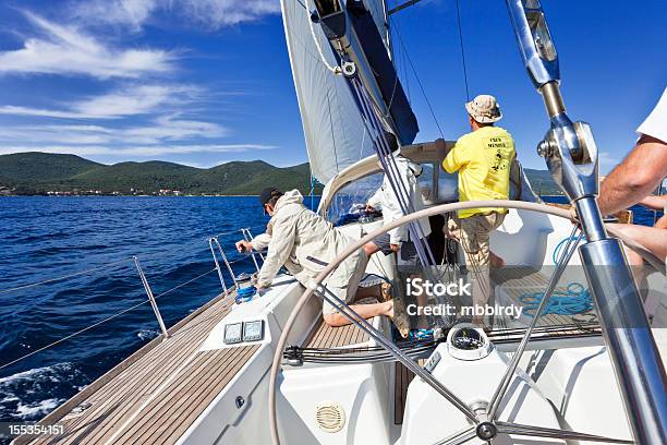 Squadra Di Vela Su Barca A Vela - Fotografie stock e altre immagini di Adulto - Adulto, Ambientazione esterna, Amicizia