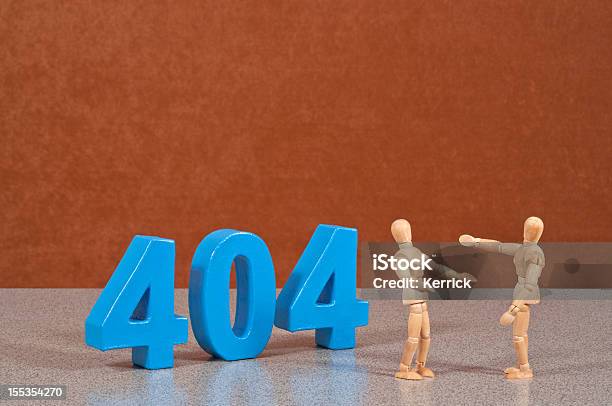 Fehler 404hölzerne Kleiderpuppe Was Das Wort Stockfoto und mehr Bilder von Nicht gefunden - Fehlermeldung - Nicht gefunden - Fehlermeldung, Alphabet, Aufführung