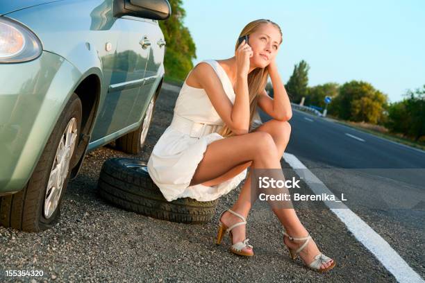 Foto de Ligue Para Obter Ajuda e mais fotos de stock de Pneu Furado - Pneu Furado, Carro, Adolescentes Meninas