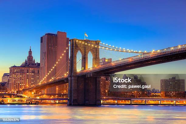 Бруклинский Мост Ночью — стоковые фотографии и другие картинки Архитектура - Архитектура, Без людей, Бизнес-центр