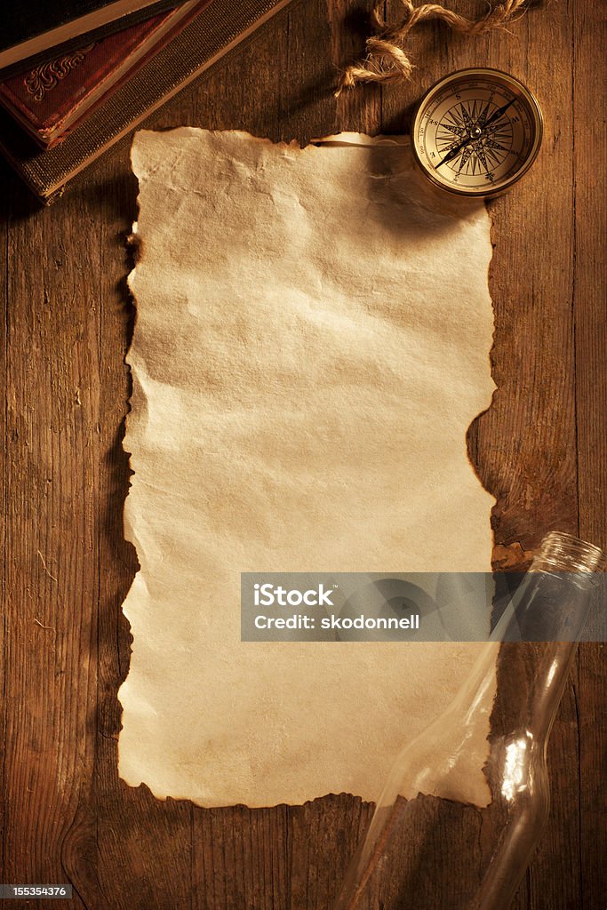 Antikes Papier auf einem Holztisch - Lizenzfrei Schnitzeljagd Stock-Foto