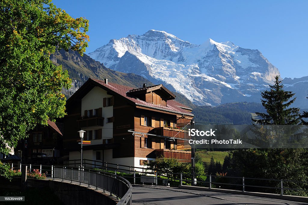 Красивые Swiss дом и ландшафт-большой x - Стоковые фото Отель роялти-фри