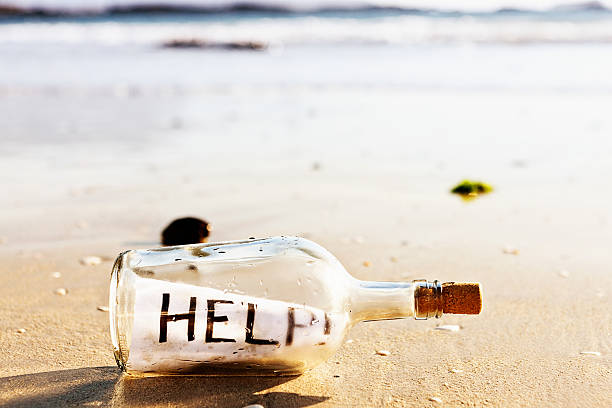 メッセージをボトルでビーチ: ヘルプ! - message in a bottle beached bottle desert island ストックフォトと画像