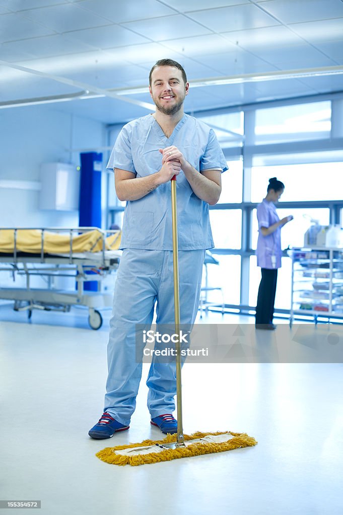 Szczęśliwy hospital cleaner - Zbiór zdjęć royalty-free (Czyściciel)