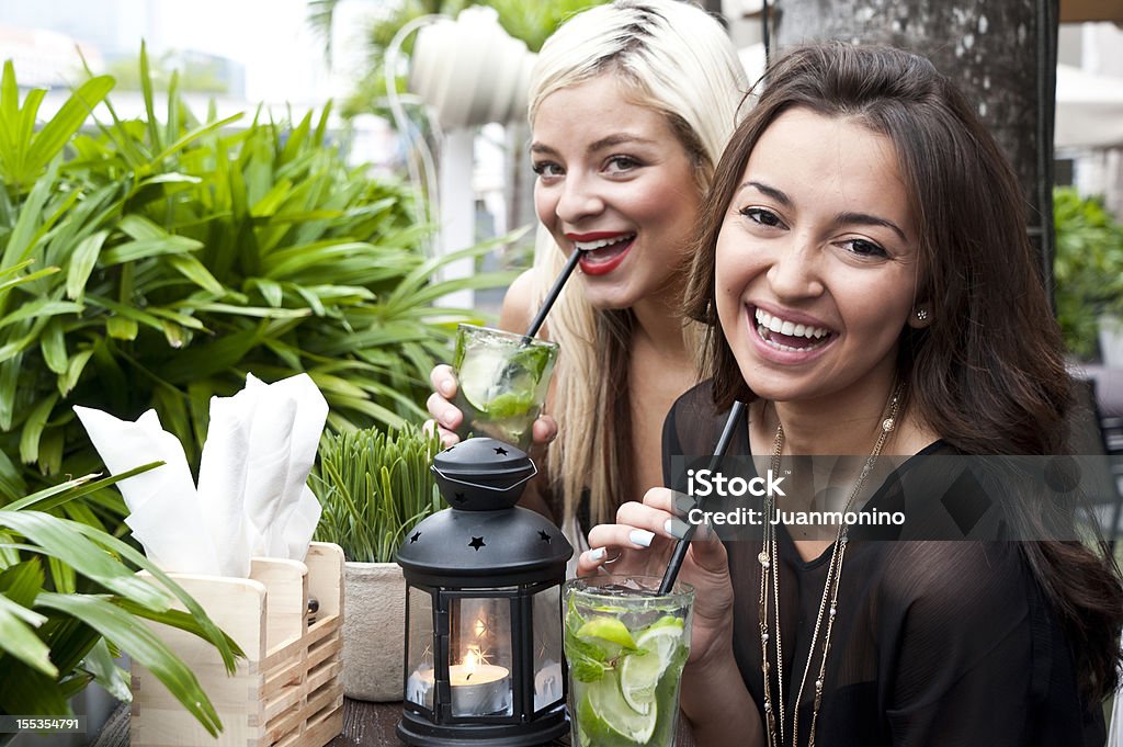 Chicas tener Mojitos - Foto de stock de Miami libre de derechos