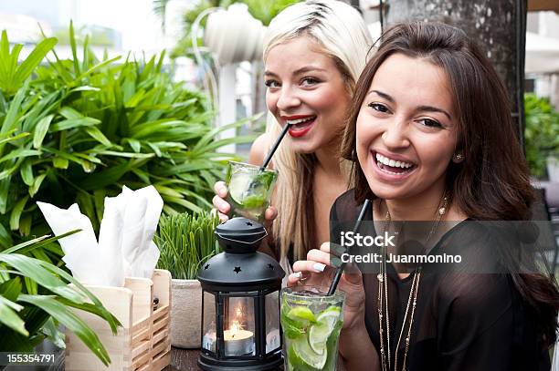 Chicas Tener Mojitos Foto de stock y más banco de imágenes de Miami - Miami, Restaurante, Amistad