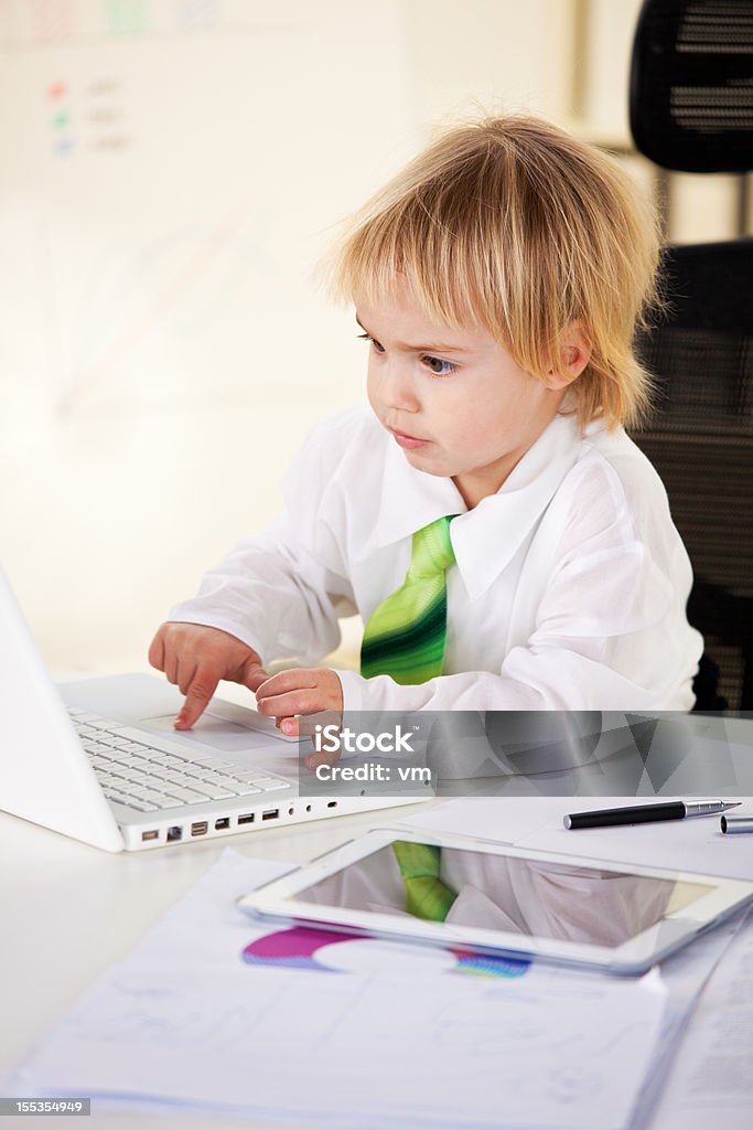 Детские Бизнесмен работает на ноутбуке - Стоковые фото 2-3 года роялти-фри