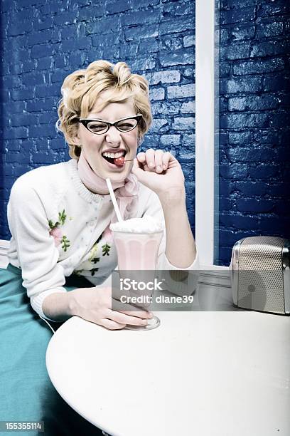 Naiv Fifties Mädchen Trinken Einen Milchshake Stockfoto und mehr Bilder von Schmetterlingsbrille - Schmetterlingsbrille, Brille, 1950-1959