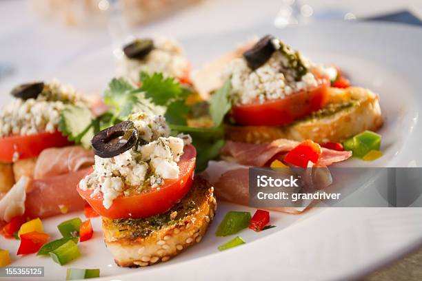 Foto de Tapas E Vinho Tinto e mais fotos de stock de Antepasto - Antepasto, Azeitona, Biscoito Cracker