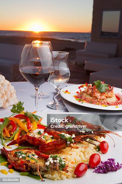 Camarones Y De La Cena Al Atardecer Foto de stock y más banco de imágenes de Cocido a la parrilla - Cocido a la parrilla, Langosta - Marisco, Vino