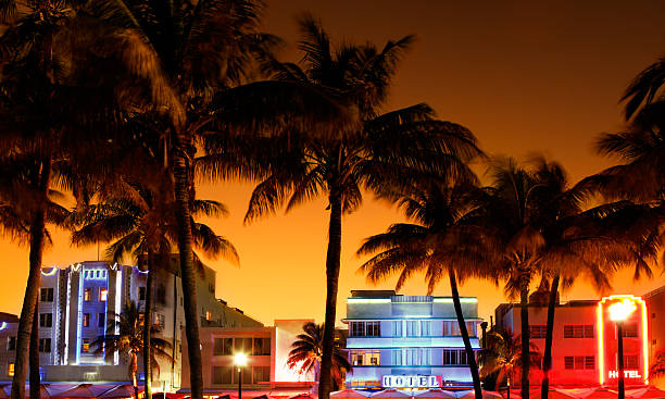 art déco hotel e ristoranti nella zona di south beach, miami durante il tramonto - south beach foto e immagini stock