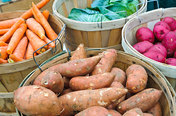 légumes d'hiver - red potato farmers market new england winter photos et images de collection