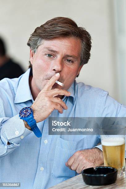 Beber Y Para Fumadores Foto de stock y más banco de imágenes de 40-44 años - 40-44 años, Hombres, 40-49 años
