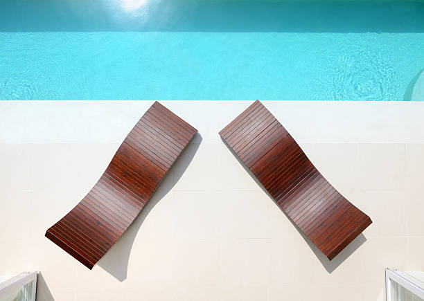 chaises longues et piscine privée d'une villa de luxe (xxxl - travel destinations polarizer outdoors luxury photos et images de collection