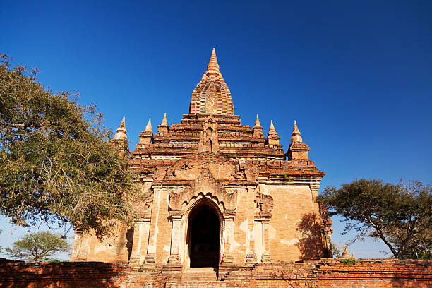 앤시언트 탑이자 바간, 미얀마에 - vibrant color front view bagan myanmar 뉴스 사진 이미지