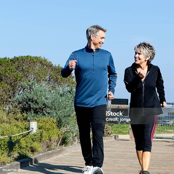 Photo libre de droit de Couple Dâge Mûr Marche banque d'images et plus d'images libres de droit de Hommes d'âge mûr - Hommes d'âge mûr, Marcher, Technique de relaxation