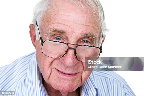 Sonriente Hombre Mayor Envenenado Anteojos Foto de stock y más banco de imágenes de 80-89 años - 80-89 años, Adulto, Alegre