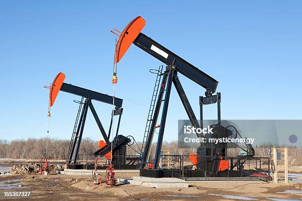 Olio Locale - Fotografie stock e altre immagini di Crescita - Crescita, Gas, Pompa di estrazione petrolifera