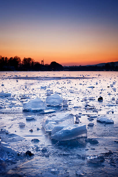 istock Frozen harbor Wiesbaden-Schierstein at dusk 155357332