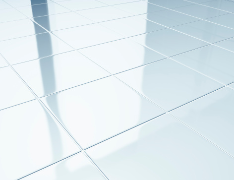 Azulejos blancos en un piso en el baño photo